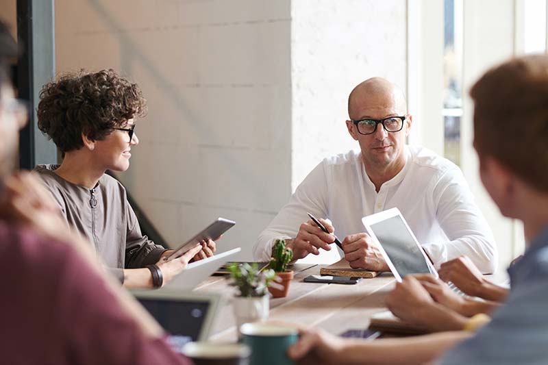 Collaborateurs en réunion d'audit de formation en management en Ille et Villaine