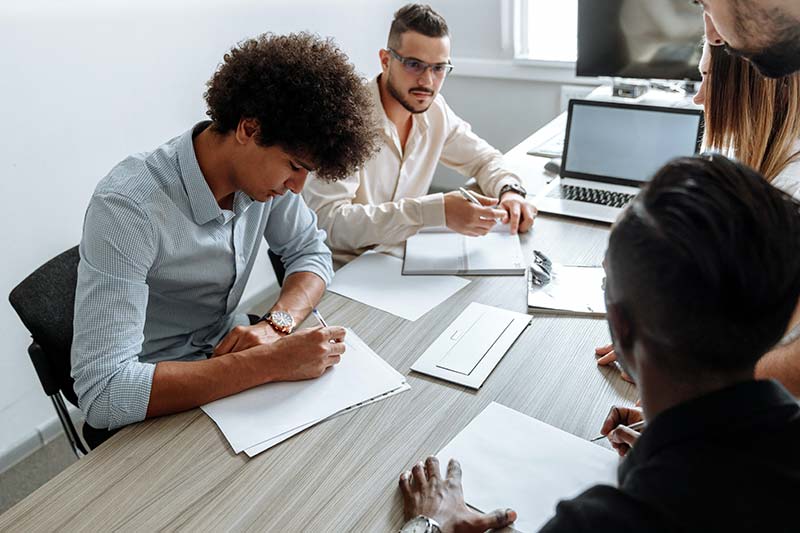 Collaboratrices devant un ordinateur pour évaluer les performances de l'entreprise