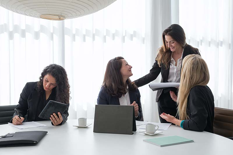 Collaboratrices lors d'une réunion de conseil aux entreprises à Rennes