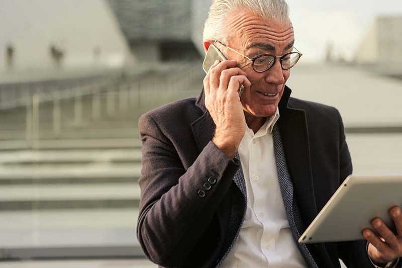 Collaborateur d'âge mûr au téléphone pendant un audit de formation à Rennes