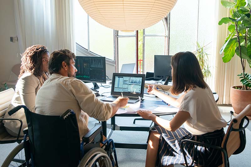 Réunion de collaborateurs lors d'un audit de formation en entreprise à Rennes