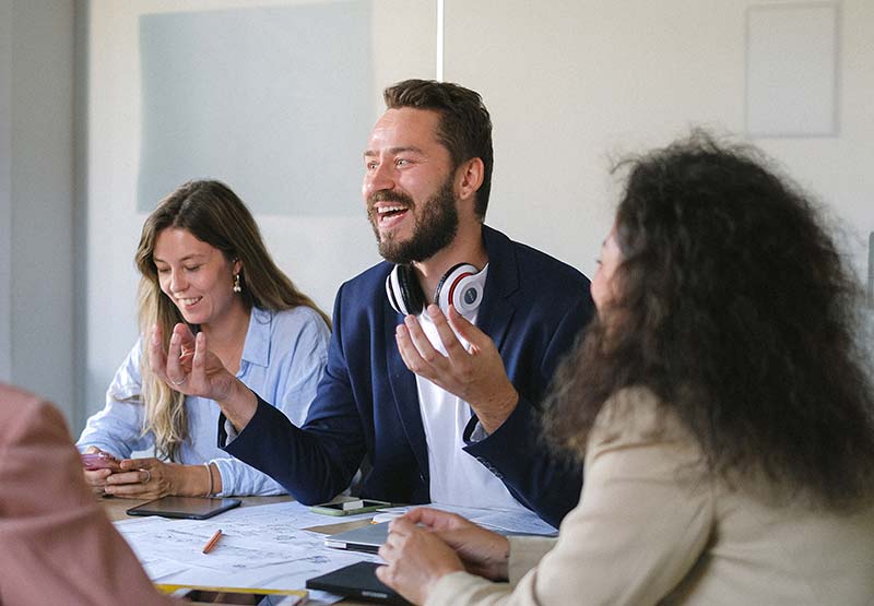 Collaborateur en costume cravate assis à son bureau en audit d'entreprise à Rennes