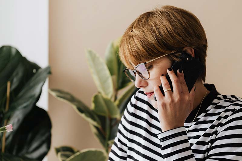 Collaboratrice en téléphone avec le département management et audit à Rennes