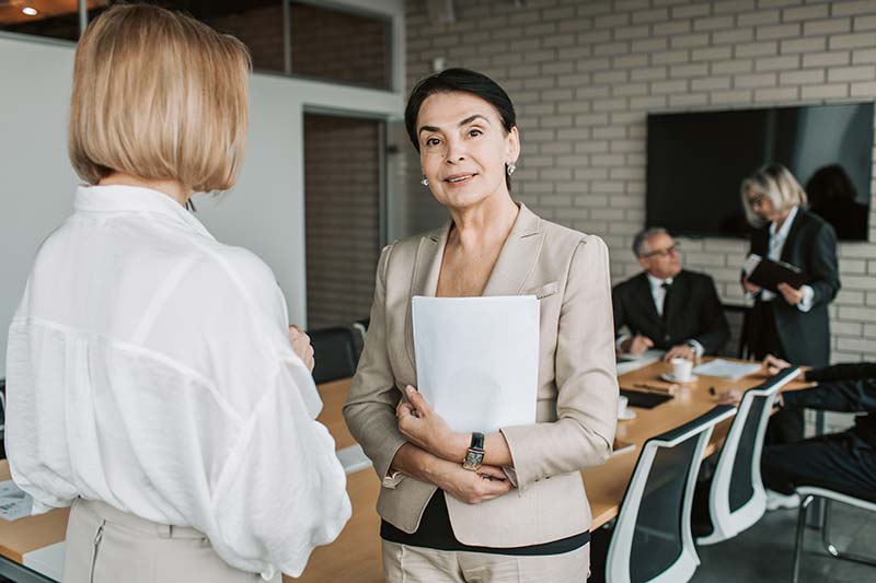 Collaboratrices lors d'une réunion de conseil aux entreprises à Rennes