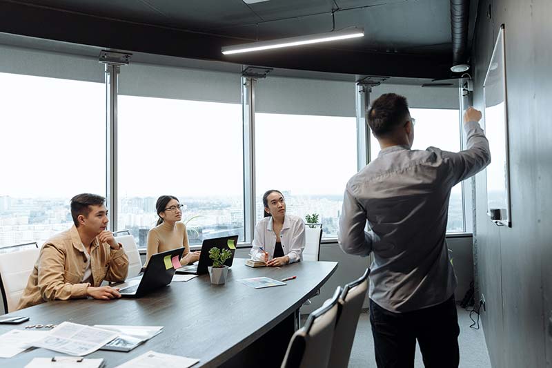 Collaborateurs mettant en oeuvre les politiques de l'entreprise au service de la performance qualité