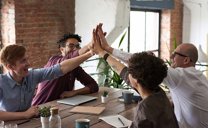 Collaborateurs en réunion d'audit de formation en management en Ille et Villaine