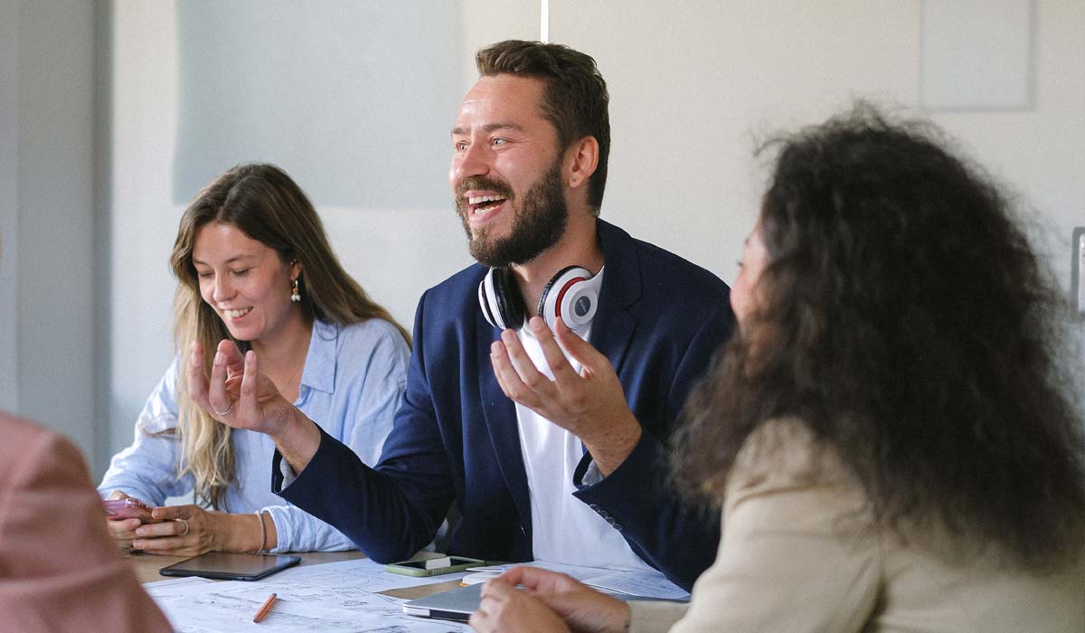 Collaborateur en costume cravate assis à son bureau en audit d'entreprise à Rennes