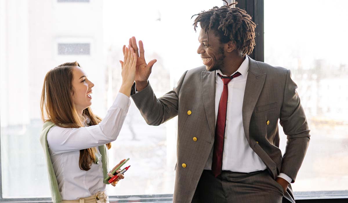 Collaborateurs se serrant la main après un stage de management de la motivation