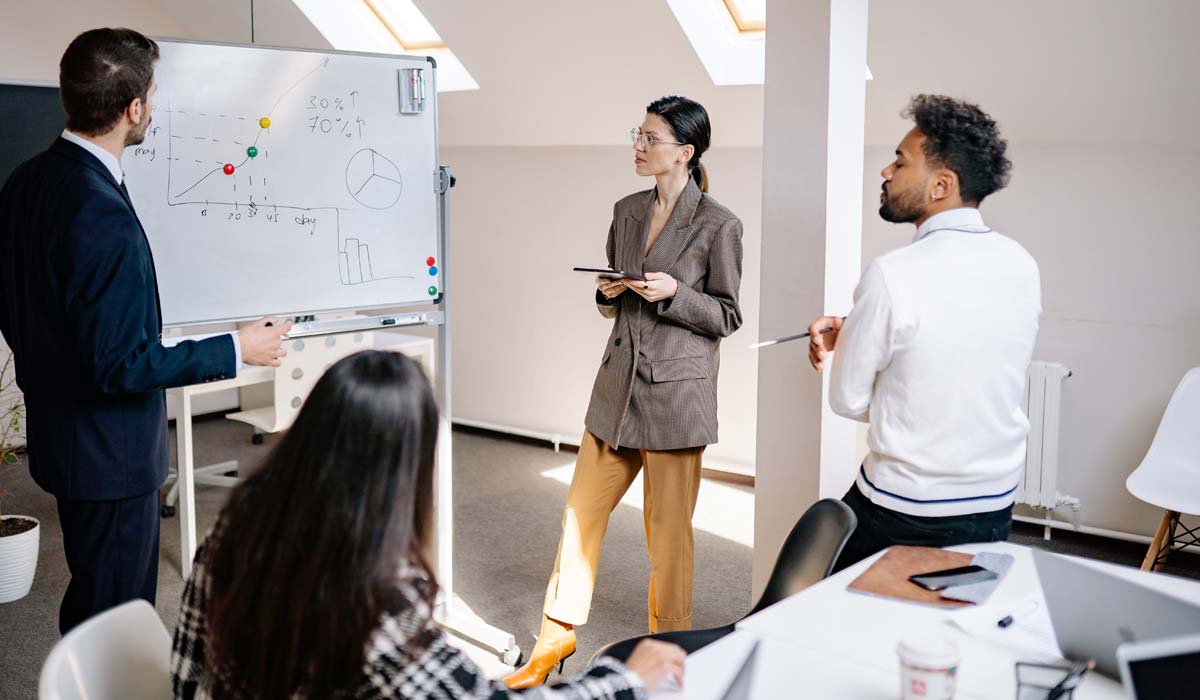 Tableau blanc et réunion professionnelle pour audit en formation à Rennes